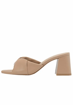 Sandales à talons blocs beige avec une finition en cuir lisse, présentant un design noué au niveau des orteils et un dos ouvert pour un enfilage facile.