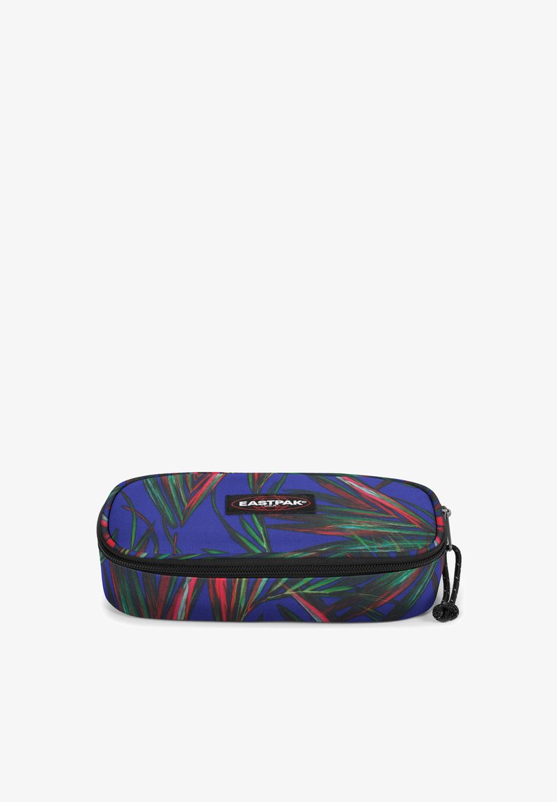 Prostokątny piórnik z niebieskiego materiału z zielonym i czerwonym wzorem liści, z czarnym zamkiem błyskawicznym i wyraźnie widocznym logo Eastpak.