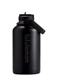 Crna vodena boca od nehrđajućeg čelika s mat finišom, širokim otvorom, sigurnim zatvaračem i čvrstom drškom. "lululemon" je urezan sa strane.