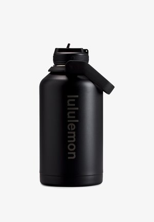 Botella de agua de acero inoxidable negro con acabado mate, apertura ancha, tapa segura y un asa robusta. "lululemon" está grabado en el lateral.