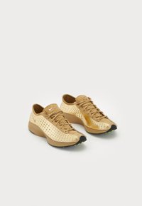 AIR SUPERFLY - Športni copati - gold-coloured/parachute beige/black