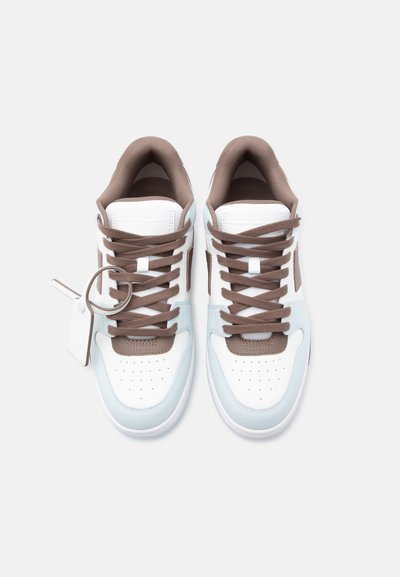 Ζευγάρι λευκών και ανοιχτό μπλε αθλητικών παπουτσιών με καφέ κορδόνια και λεπτομέρειες, σε θέα από πάνω πάνω σε απλό λευκό φόντο.