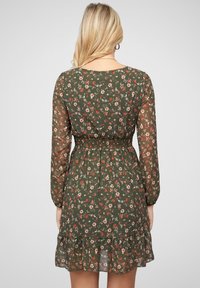 Cloud 5ive V-NECK MIT TAILLENGUMMIZUG - Rochie de zi - green