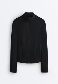 Črna jakna z dolgimi rokavi z zadrgo spredaj, stoječim ovratnikom in dvema žepoma z zadrgo na straneh, prikazana na enemen ozadju bele barve.