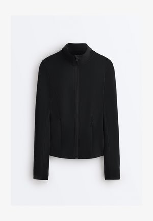 Črna jakna z dolgimi rokavi z zadrgo spredaj, stoječim ovratnikom in dvema žepoma z zadrgo na straneh, prikazana na enemen ozadju bele barve.