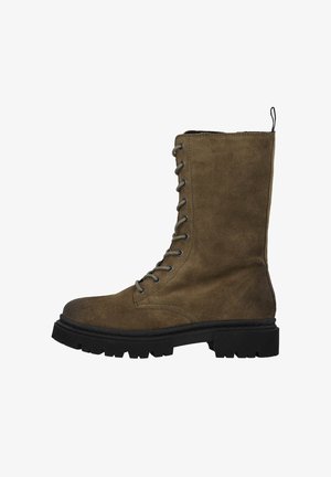 Bottines en suède marron à lacets avec une tige haute, semelle épaisse noire, œillets en métal et une languette en haut pour un enfilage facile.