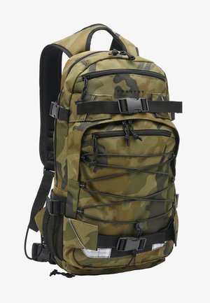 Rucsac de camuflaj realizat dintr-un material durabil; dispune de multiple buzunare cu fermoar, bretele reglabile și detalii cu cordon elastic.