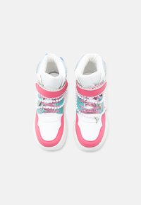 High-Top-Sneaker mit weißem Lederobermaterial, rosa Akzenten und dekorativen Riemen mit Glitzer- und Perlendetails. Stilvolles Design mit sichtbaren Nähten.