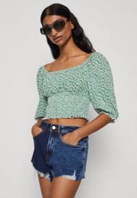 ONLY Petite ONLPELLA 2/4 SMOCK - Marškinėliai su spaudiniu - abundant green