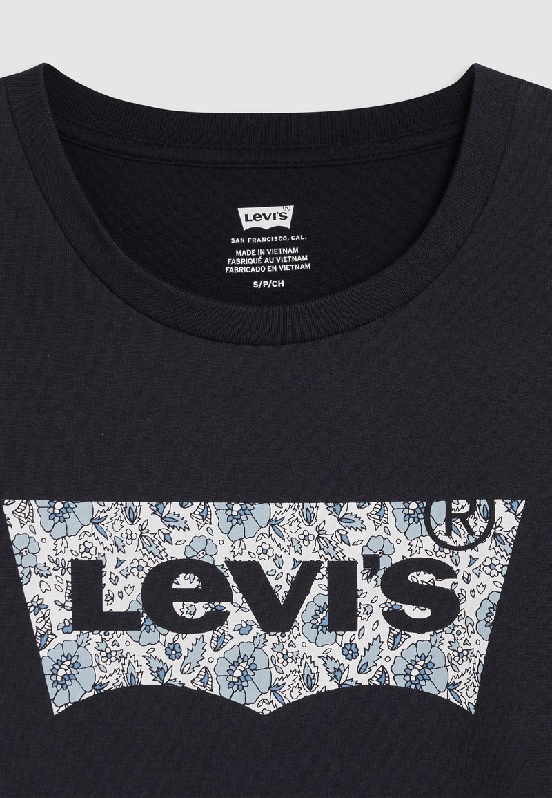 Schwarzes Baumwoll-T-Shirt mit einem weißen und blauen Blumen-Logo-Graphic von Levi's. Klassisches Rundhalsdesign, glatte Textur und kurze Ärmel.