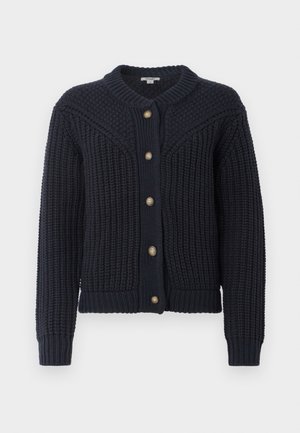 Cardigan da uomo in grossa maglia di colore blu scuro, con colletto, polsini e orlo a costine, e cinque bottoni marroni sul davanti.