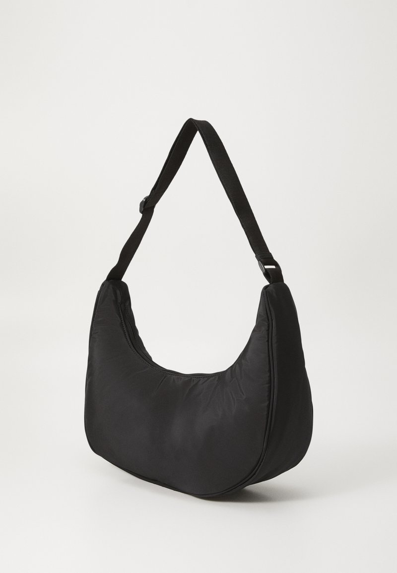 Sac en nylon noir à bandoulière avec une forme arrondie, une texture rembourrée et une sangle ajustable. Présente un design élégant sans quincaillerie visible.
