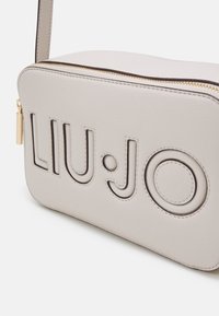 LIU JO CAMERA CASE - Borsa a tracolla - true champagne