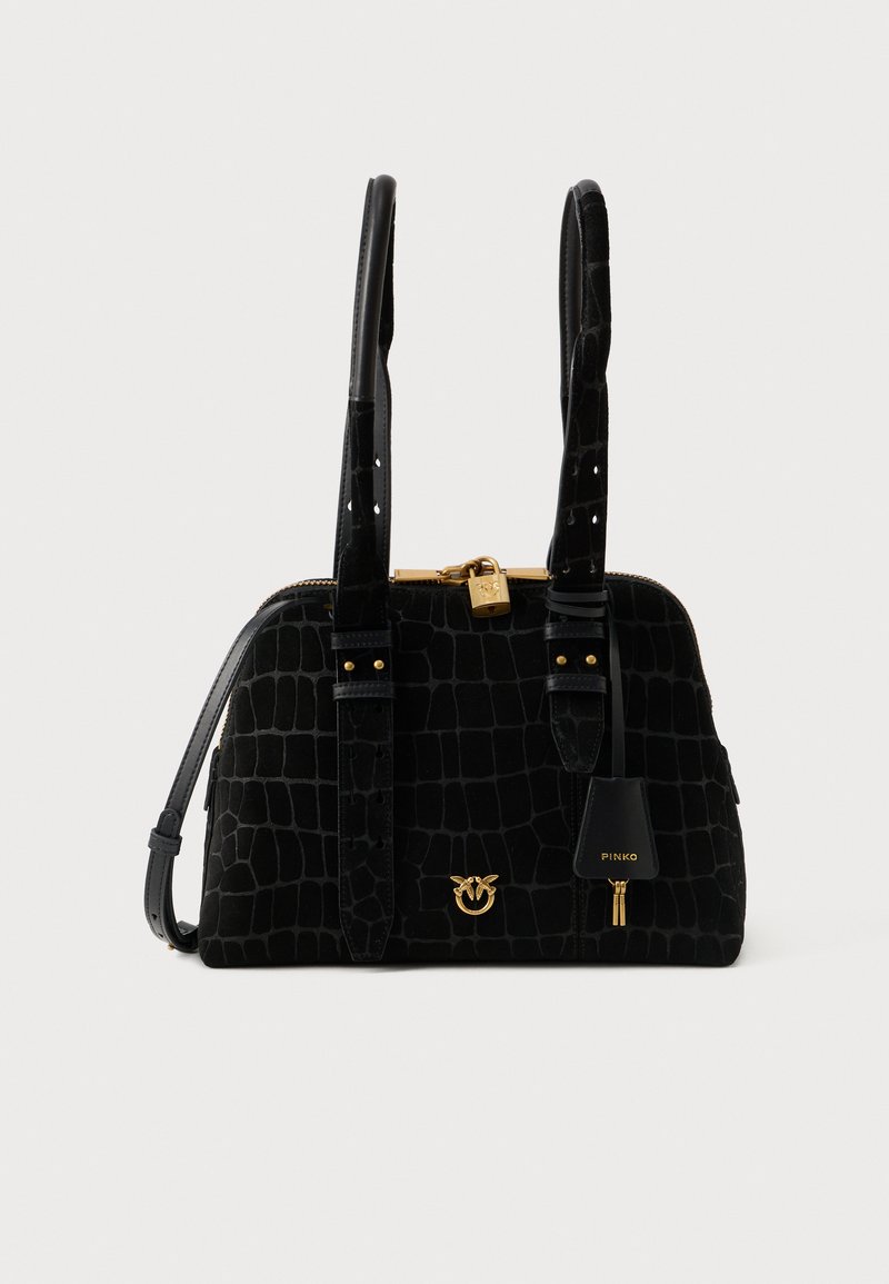 Crna torba od krokodilske kože s dvostrukim gornjim ručkama, zlatnom bravicom i logom, te odvojivim remenom za rame na bijeloj pozadini.