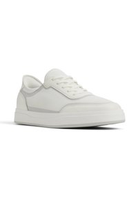 Sneaker bianco con tomaia in mesh, dettagli lisci, punta rotonda e lacci piatti. Suola spessa per ammortizzare, con sottili dettagli grigi.