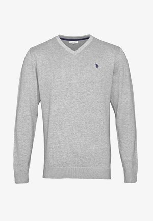 Hellgrauer V-Ausschnitt Pullover mit langen Ärmeln, kleinem dunkelblauem Pferd- und Reiter-Logo auf der linken Brust, gerippte Bündchen und Saum.