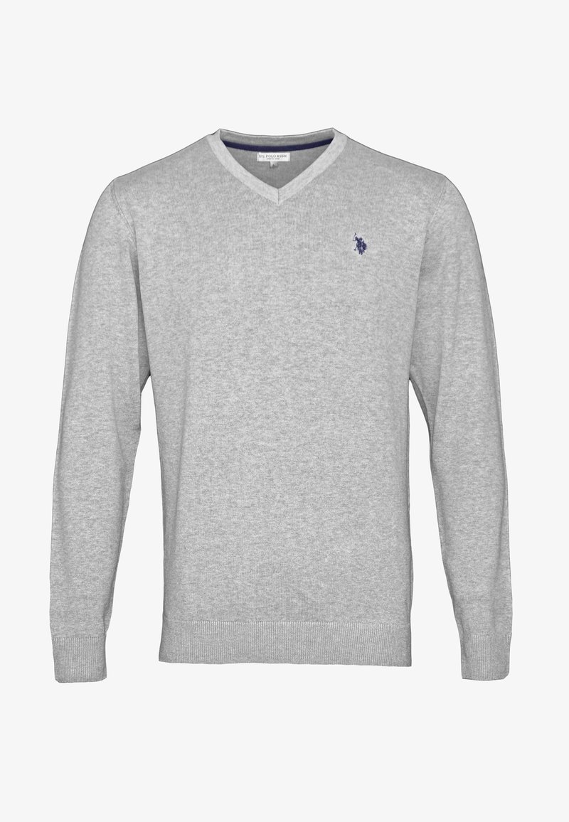 Pull gris clair à col en V avec manches longues, petit logo cheval et cavalier bleu foncé sur la poitrine gauche, poignets et ourlet côtelés.
