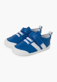 Zapatos de cuero sintético azul con rayas blancas, cordones elásticos y correa de Velcro. Punta redondeada y suela de goma blanca texturizada.