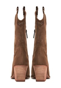 Botine din suede maro, cu o suprafață texturată, perforații decorative și toc din lemn stratificat. Dispun de cleme laterale duble pentru o îmbrăcare ușoară.