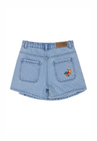 Hellblaue Denim-Shorts mit einem ausgefransten Saum, ausgestattet mit zwei Gesäßtaschen und einem gestickten Tukankopf-Design auf der rechten Tasche.