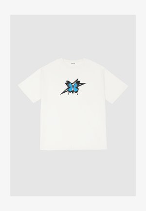Witte t-shirt met een vlinderafbeelding in blauw en zwart, met hoekige zwarte accenten, ronde halslijn en korte mouwen.