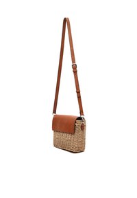 Borsa a tracolla in paglia intrecciata con patta in pelle marrone, tracolla regolabile, forma rettangolare e superficie testurizzata.