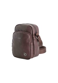 Borsa a tracolla in pelle marrone con chiusura a zip, tasca frontale e tracolla; presenta un accento del logo lucido sul davanti.