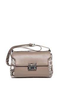 Borsa a tracolla in pelle beige con un lato in tessuto stampato, dettaglio della chiusura in metallo e una tracolla. Il design presenta una forma organizzata e un contrasto di texture.