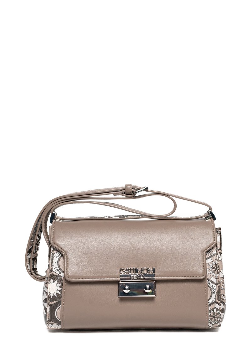 Borsa a tracolla in pelle beige con un lato in tessuto stampato, dettaglio della chiusura in metallo e una tracolla. Il design presenta una forma organizzata e un contrasto di texture.