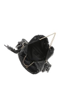 Borsa in pelle nera con chiusura a coulisse, tracolla in catena dorata e dettaglio a nappina. L'interno presenta una tasca con zip e una fodera morbida.