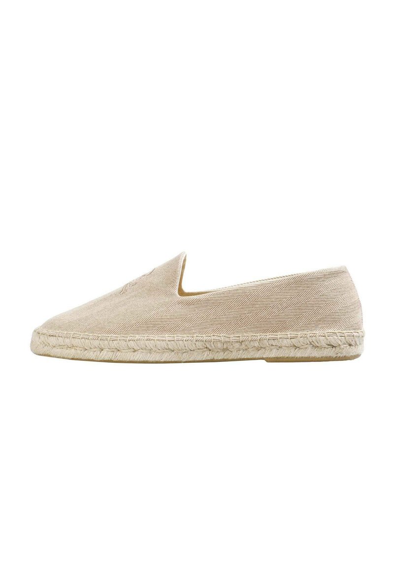 Beige espadrille slip-on med et fiskebensmønster, overdel i canvas og sål af jute-reb. Flad design og minimale syninger.
