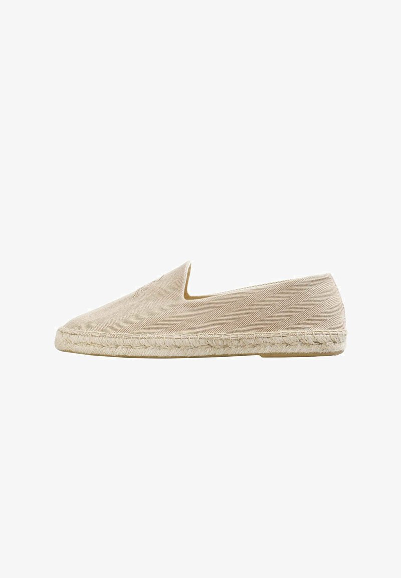 Beige espadrille slip-on med et fiskebensmønster, overdel i canvas og sål af jute-reb. Flad design og minimale syninger.