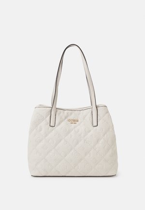 Biała pikowana torba na ramię z fakturowanym wzorem, złotym logo i podwójnymi uchwytami. Gładkie krawędzie i usztywniony kształt.