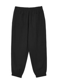Schwarze Sweatpants mit einem elastischen Bund, zwei Gesäßtaschen, schmal zulaufenden Knöcheln und einer glatten, leichten Stoffstruktur.