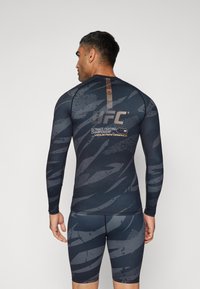 Venum UFC FIGHT WEEK RASHGUARDS - Pikkade varrukatega topp - urban camo