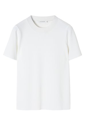 Hvid kortærmet t-shirt lavet af glat bomuld. Den har en rund halsudskæring og en afslappet pasform, uden synlige mønstre eller detaljer.