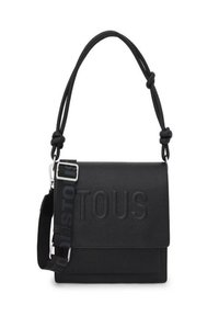 Bolso de mano de cuero negro con un diseño estructurado, que presenta un logo embosado, una correa ajustable y un cierre de solapa. Textura suave en toda su superficie.