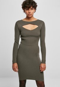 Robe longue à manches longues à rayures de couleur vert olive avec un design audacieux en découpe au niveau de la poitrine, silhouette ajustée et tissu texturé.