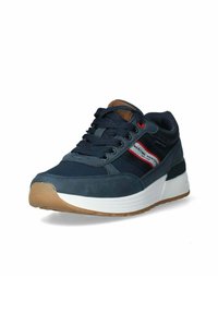 Sneakers blu navy con una combinazione di materiali in rete e suede, suola bianca, dettagli testurizzati e striscia rossa e bianca sui lati.