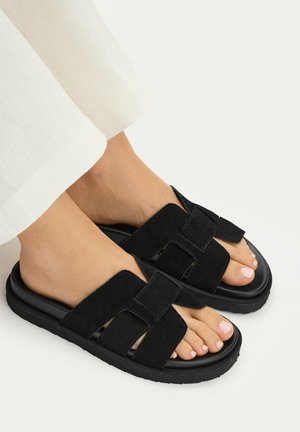 Gino Rossi, GINO ROSSI WOMEN'S BLACK FLIP-FLOPS - Pantofle - black