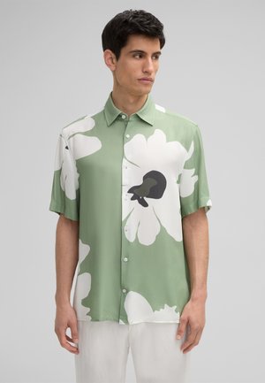 Kurzarmhemd in Hellgrün, mit großen weißen Blumenmustern und einem schwarzen Akzent. Glattes Material mit Knopfverschluss vorne.