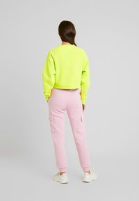 Urban Classics LADIES SHORT RAGLAN CREW - Mikina - neon yellow