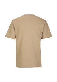 Camiseta de manga corta beige exhibida desde la parte trasera, con un diseño sencillo, cuello redondo y un ajuste relajado.