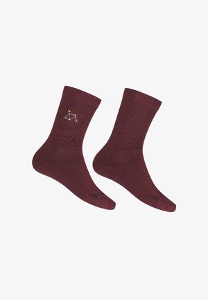 Paar dunkelrote Crew-Socken mit gerippter Struktur und kleinem, gelb-schwarzem, besticktem Fahrrad auf einer Socke.