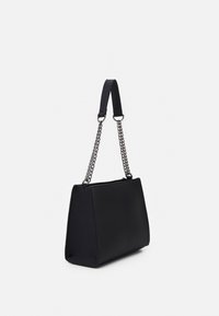 Černá kabelka s pevnou konstrukcí, hladkou texturou a kombinovaným ramenním popruhem z látky a řetízku pro snadné nošení.