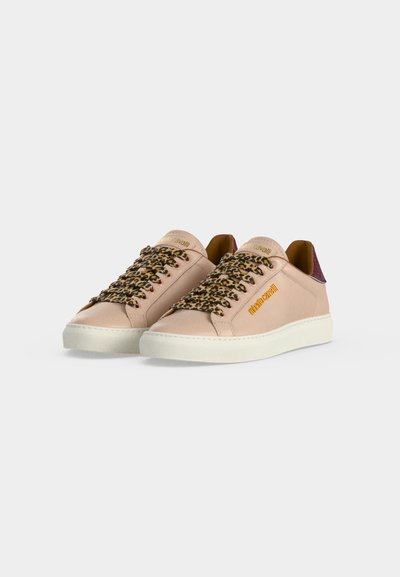 Ροζ ανοιχτού χρώματος χαμηλά sneakers με κορδόνια με τύπωμα λεοπάρδαλη, λευκές σόλες και υφασμάτινο μπορντό πάνελ στη φτέρνα, με χρυσά γράμματα στο πλάι.