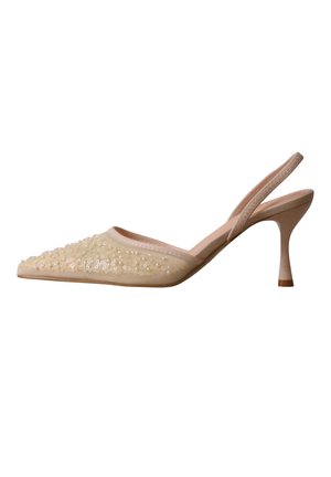 Zapato de tacón alto con tira trasera beige, puntera puntiaguda con lentejuelas y tacón delgado y curvado sobre fondo blanco.