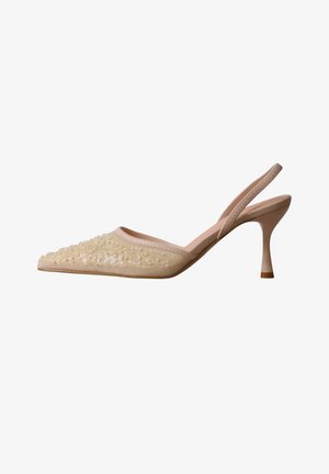 Beige slingback pumps met glinsterende puntneus en slanke, gebogen hak op een witte achtergrond.