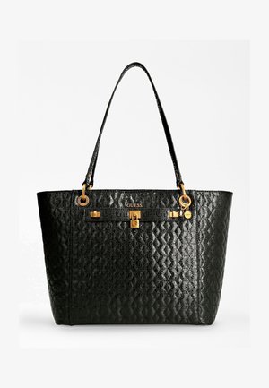 Czarna torba typu tote marki Guess z teksturowanym wzorem logo, złotymi okuciami, detalem zamka i podwójnymi paskami na ramię na białym tle.