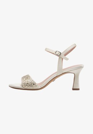 Sandali beige con tacco e fascia larga decorata con perline e gemme. Cinturino regolabile alla caviglia e tacco a blocco di 7,5 cm.